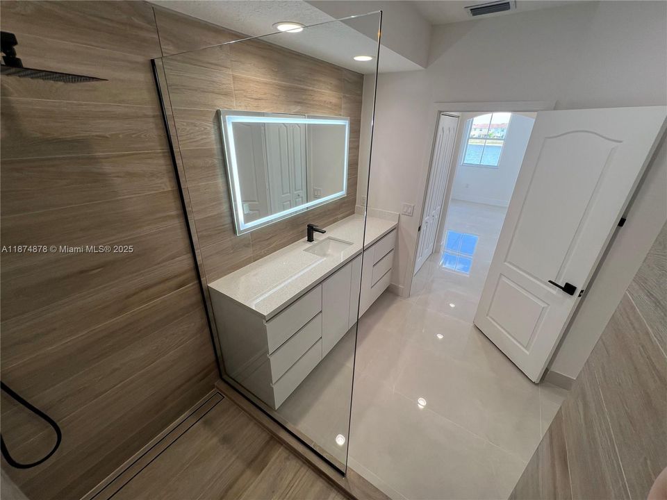 Activo con contrato: $5,200 (4 camas, 3 baños, 2342 Pies cuadrados)