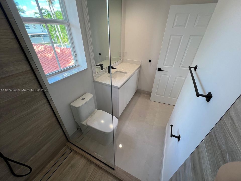 Activo con contrato: $5,200 (4 camas, 3 baños, 2342 Pies cuadrados)