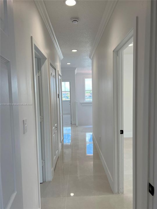 Activo con contrato: $5,200 (4 camas, 3 baños, 2342 Pies cuadrados)