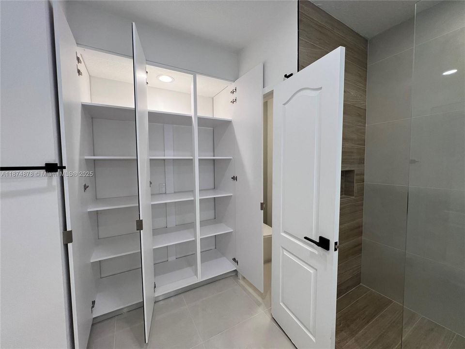 Activo con contrato: $5,200 (4 camas, 3 baños, 2342 Pies cuadrados)