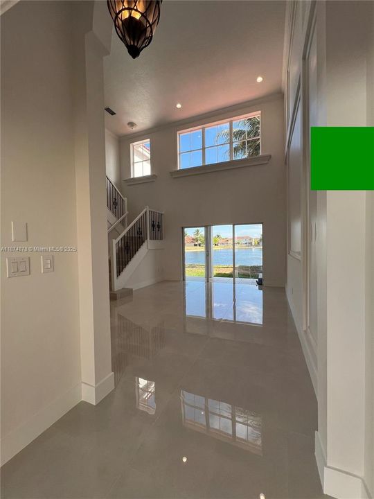 Activo con contrato: $5,200 (4 camas, 3 baños, 2342 Pies cuadrados)