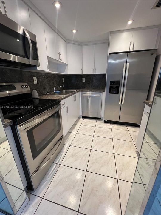 Active With Contract: $1,850 (1 beds, 1 baths, 756 Square Feet)