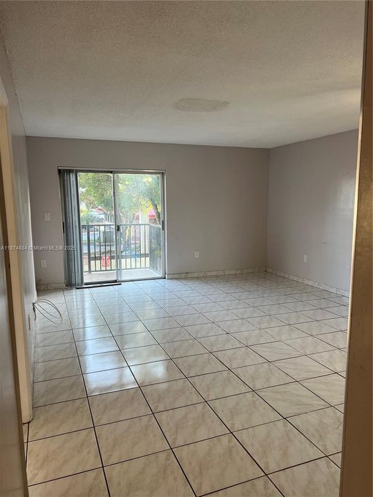 Active With Contract: $1,850 (1 beds, 1 baths, 756 Square Feet)