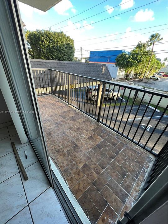 Active With Contract: $1,850 (1 beds, 1 baths, 756 Square Feet)