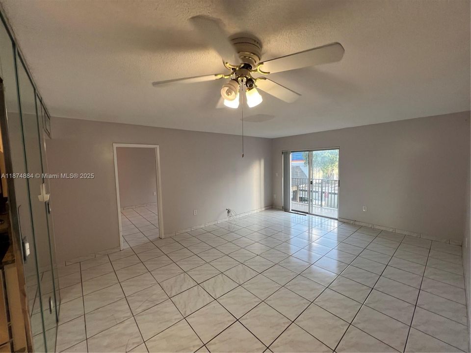 Active With Contract: $1,850 (1 beds, 1 baths, 756 Square Feet)