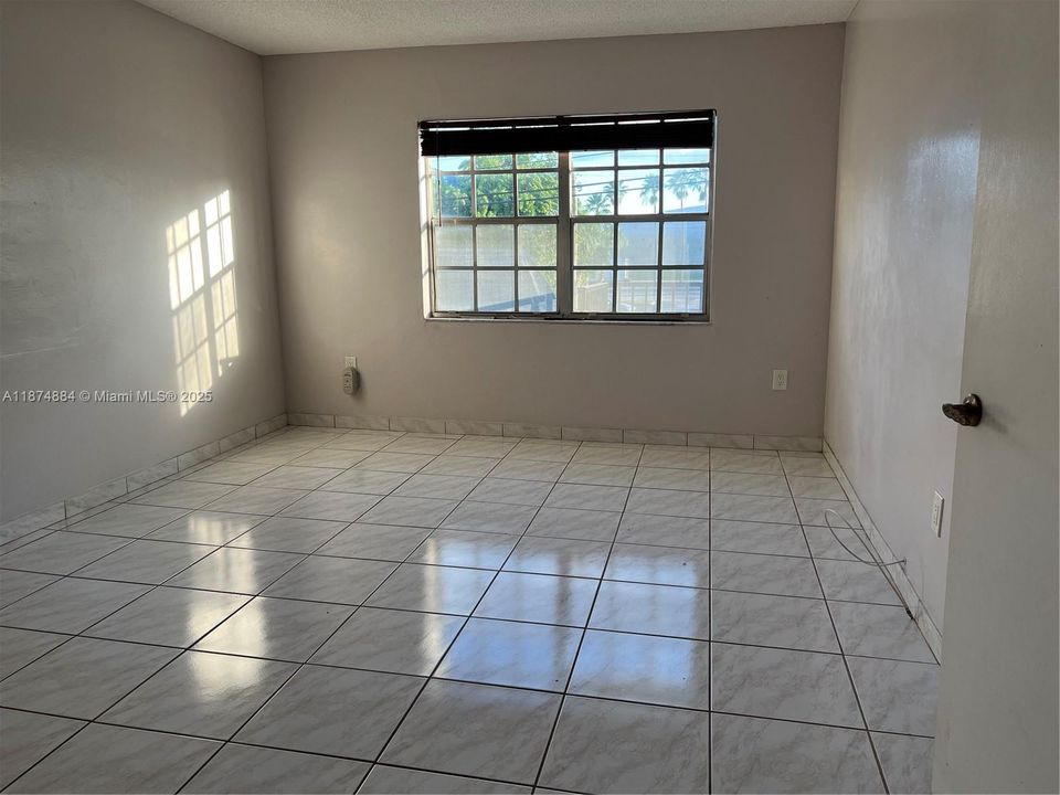 Active With Contract: $1,850 (1 beds, 1 baths, 756 Square Feet)