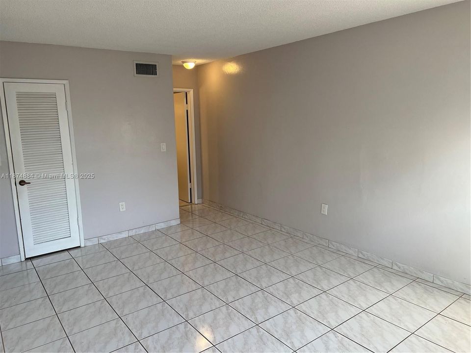 Active With Contract: $1,850 (1 beds, 1 baths, 756 Square Feet)