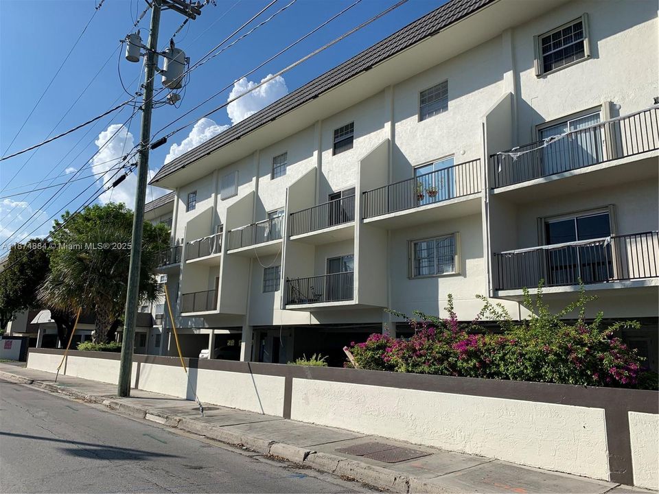 Active With Contract: $1,850 (1 beds, 1 baths, 756 Square Feet)