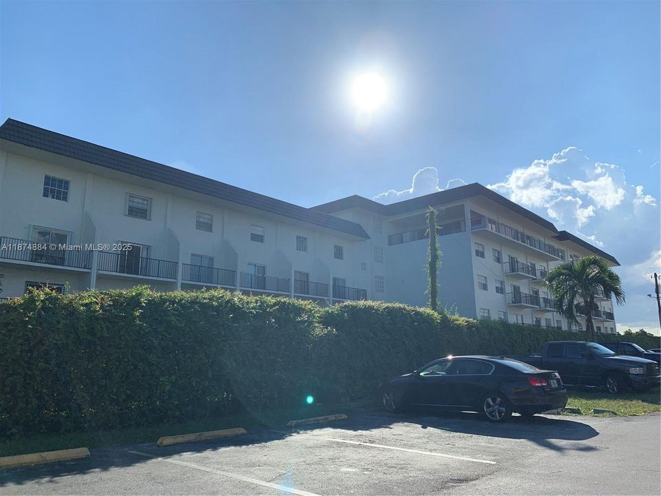 Active With Contract: $1,850 (1 beds, 1 baths, 756 Square Feet)