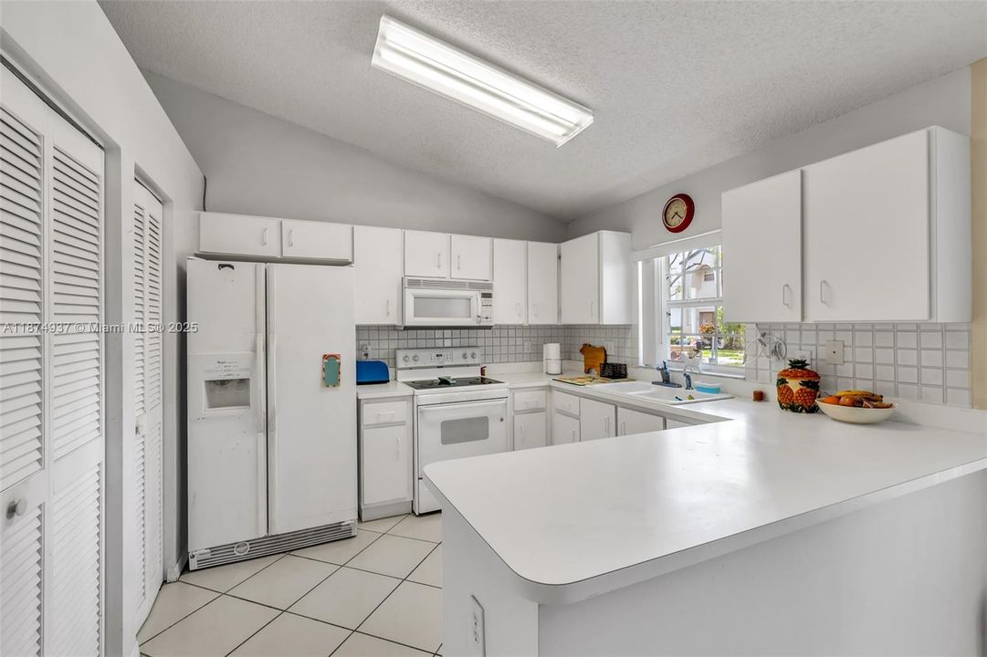 Под контрактом: $319,000 (2 спален, 2 ванн, 1185 Квадратных фут)