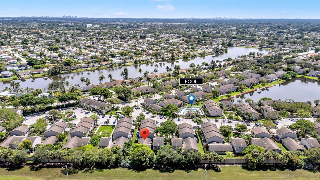 Под контрактом: $319,000 (2 спален, 2 ванн, 1185 Квадратных фут)