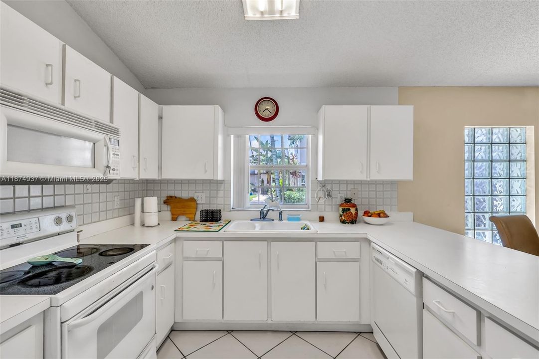 Под контрактом: $319,000 (2 спален, 2 ванн, 1185 Квадратных фут)