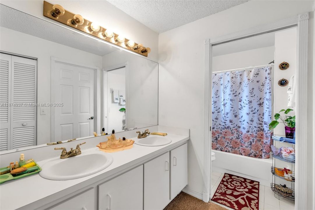 Под контрактом: $319,000 (2 спален, 2 ванн, 1185 Квадратных фут)