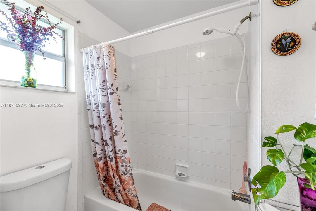 Под контрактом: $319,000 (2 спален, 2 ванн, 1185 Квадратных фут)