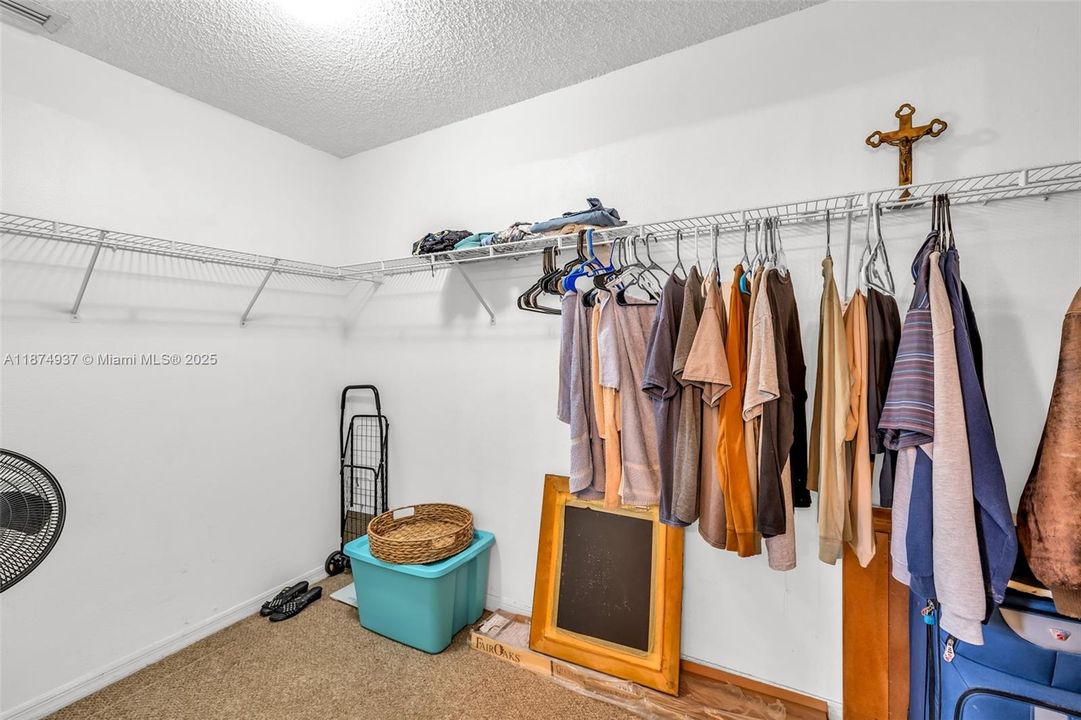 Под контрактом: $319,000 (2 спален, 2 ванн, 1185 Квадратных фут)