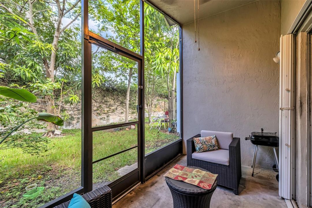 Под контрактом: $319,000 (2 спален, 2 ванн, 1185 Квадратных фут)