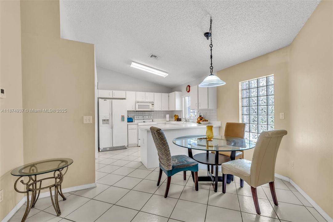 Под контрактом: $319,000 (2 спален, 2 ванн, 1185 Квадратных фут)