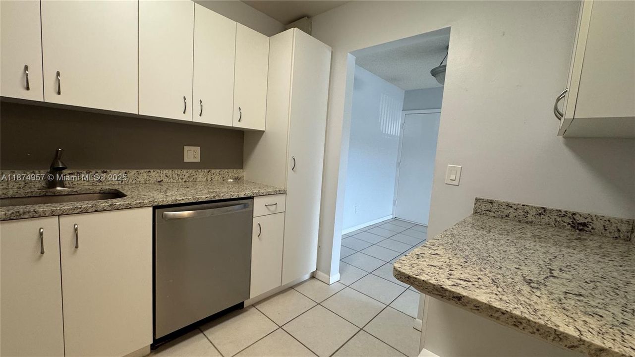 На продажу: $302,000 (2 спален, 1 ванн, 878 Квадратных фут)