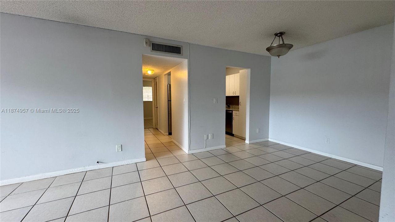 На продажу: $302,000 (2 спален, 1 ванн, 878 Квадратных фут)