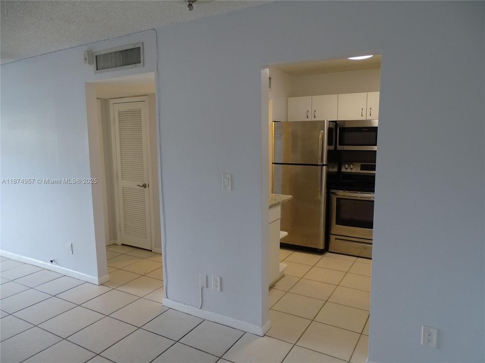 На продажу: $302,000 (2 спален, 1 ванн, 878 Квадратных фут)