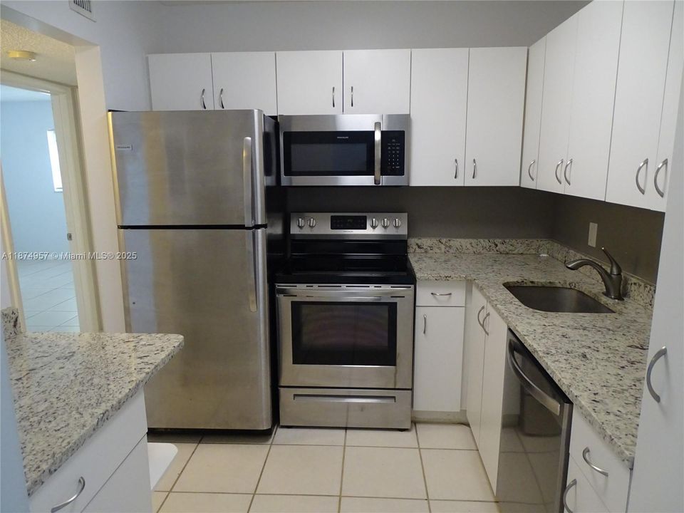 На продажу: $302,000 (2 спален, 1 ванн, 878 Квадратных фут)