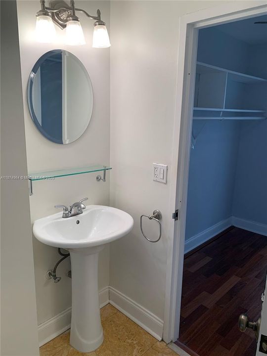 Active With Contract: $495,000 (1 beds, 1 baths, 804 Square Feet)