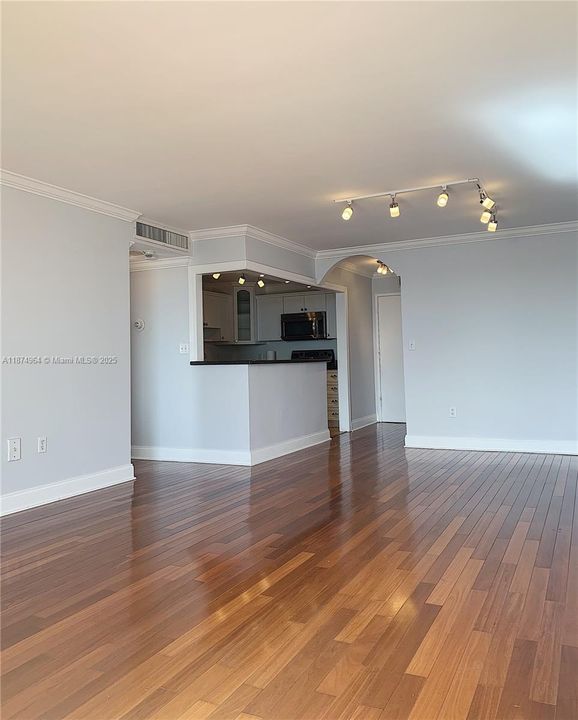 Active With Contract: $495,000 (1 beds, 1 baths, 804 Square Feet)