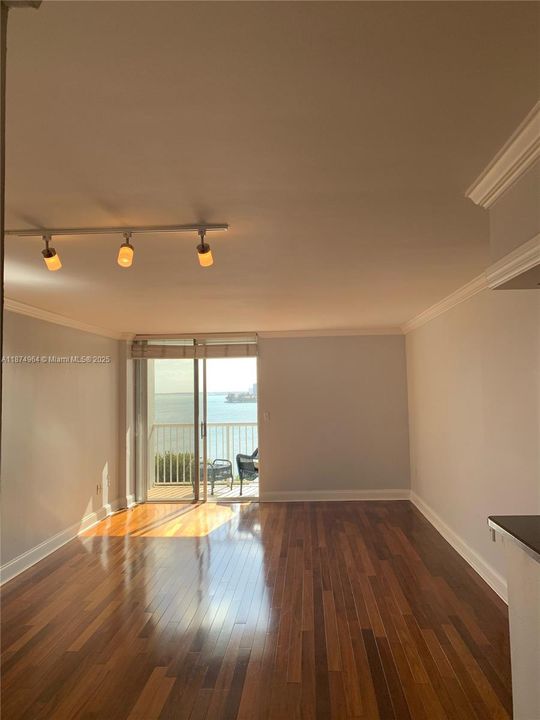 Active With Contract: $495,000 (1 beds, 1 baths, 804 Square Feet)