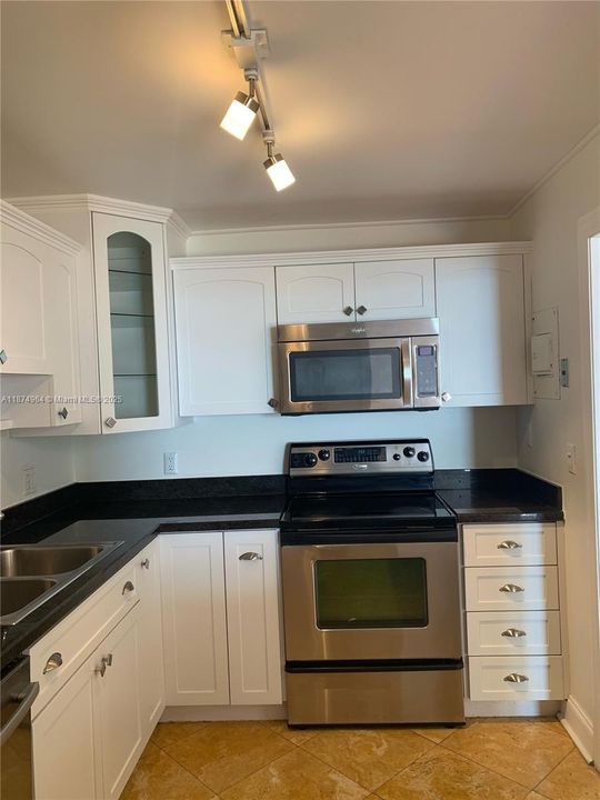 Active With Contract: $495,000 (1 beds, 1 baths, 804 Square Feet)