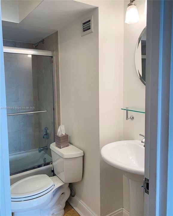 Active With Contract: $495,000 (1 beds, 1 baths, 804 Square Feet)