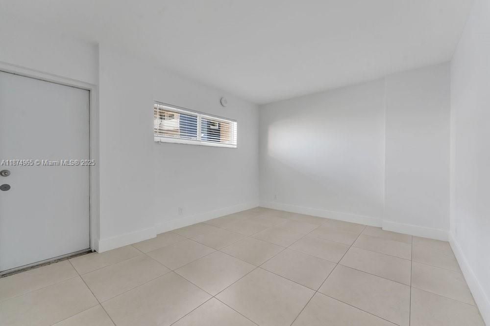 最近租的: $2,300 (1 贝兹, 1 浴室, 650 平方英尺)