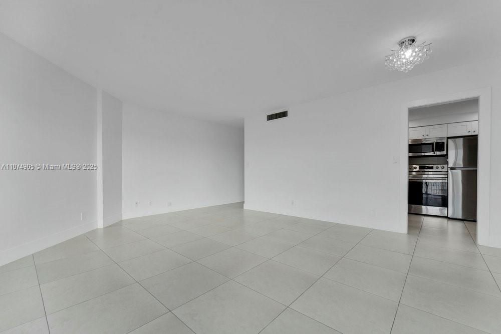 最近租的: $2,300 (1 贝兹, 1 浴室, 650 平方英尺)