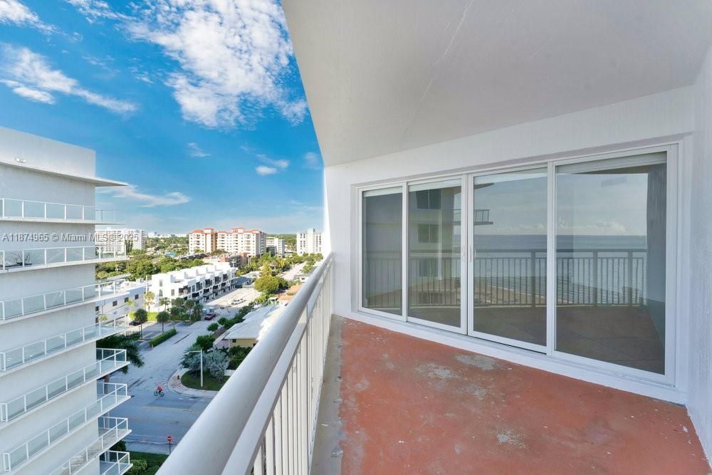 最近租的: $2,300 (1 贝兹, 1 浴室, 650 平方英尺)