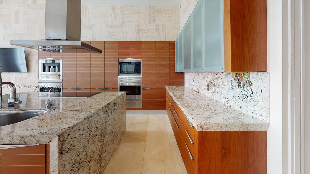 Recently Sold: $3,549,000 (4 beds, 4 baths, 3932 Square Feet)