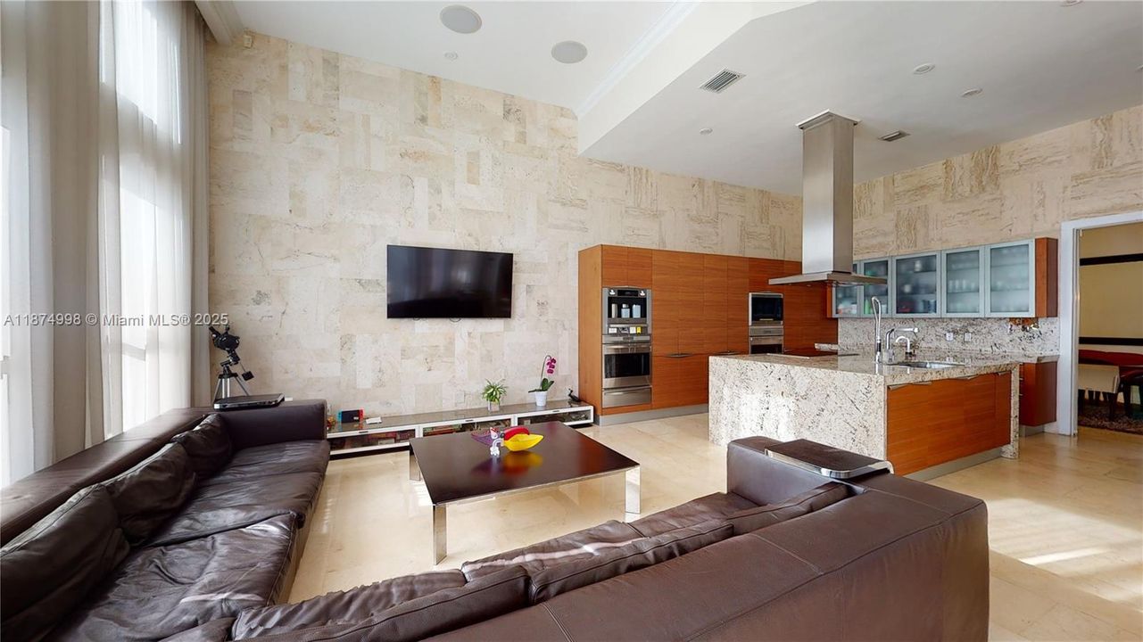 Recently Sold: $3,549,000 (4 beds, 4 baths, 3932 Square Feet)