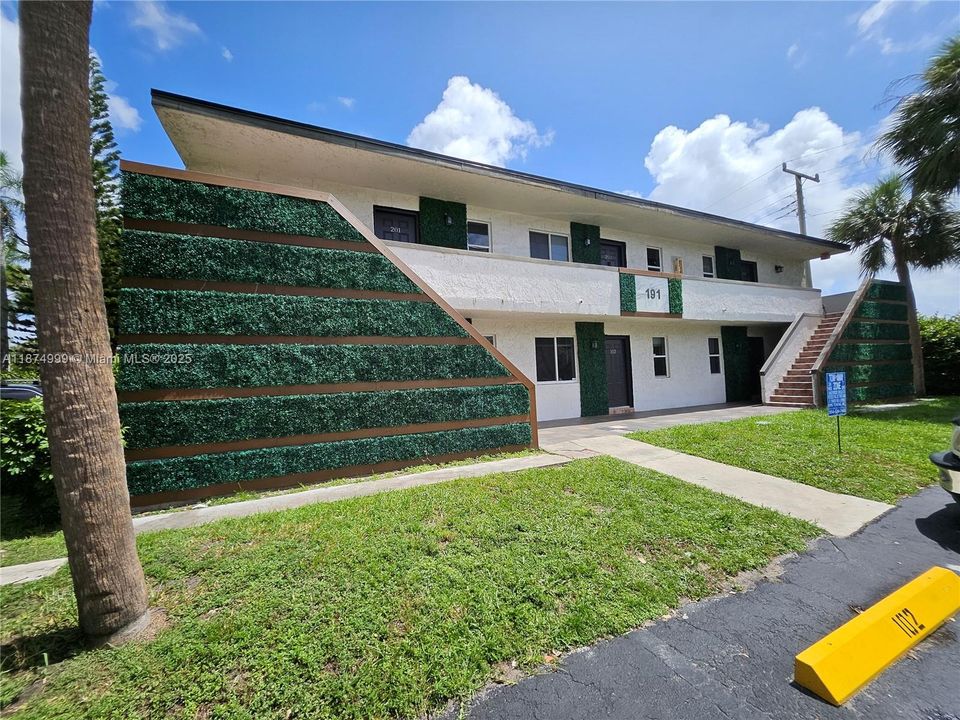 最近租的: $1,900 (2 贝兹, 1 浴室, 4175 平方英尺)