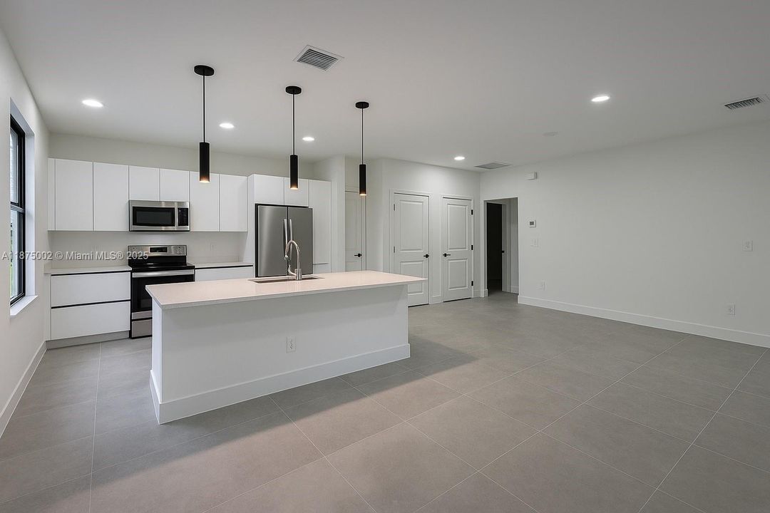 最近租的: $2,250 (3 贝兹, 2 浴室, 0 平方英尺)