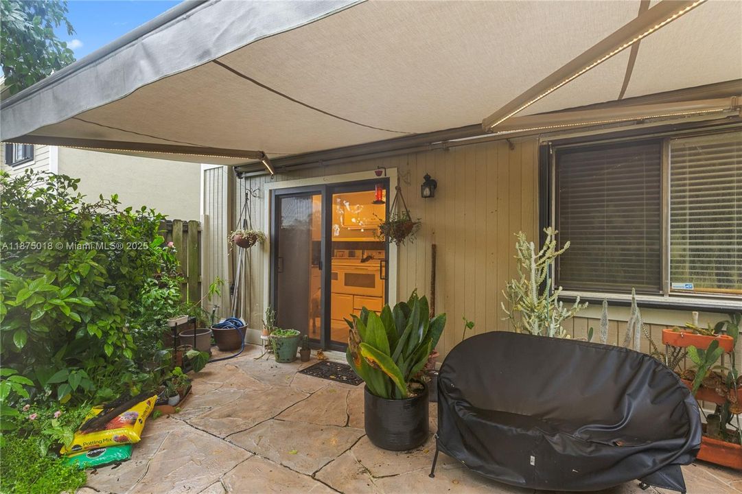 Retractable Awning w/ lights