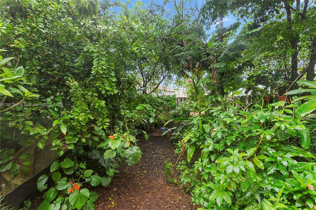 Под контрактом: $405,000 (3 спален, 2 ванн, 1508 Квадратных фут)