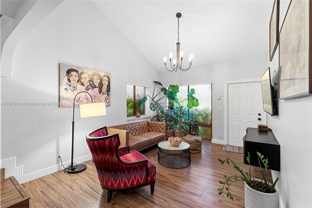 Под контрактом: $405,000 (3 спален, 2 ванн, 1508 Квадратных фут)