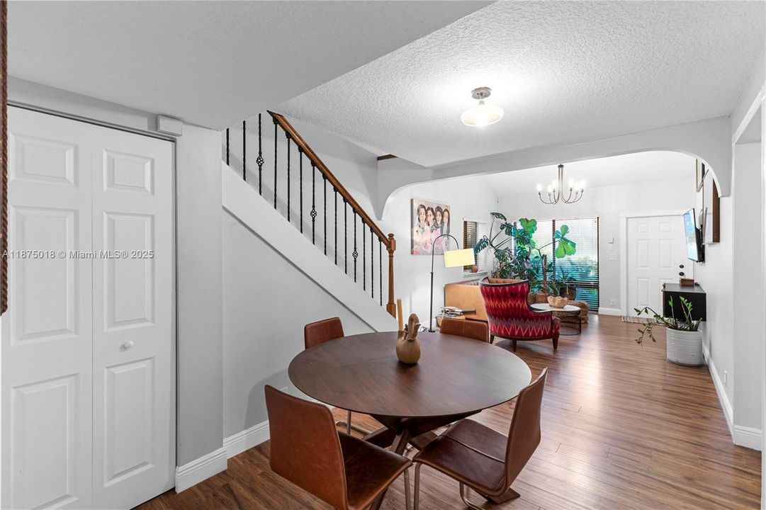 Под контрактом: $405,000 (3 спален, 2 ванн, 1508 Квадратных фут)