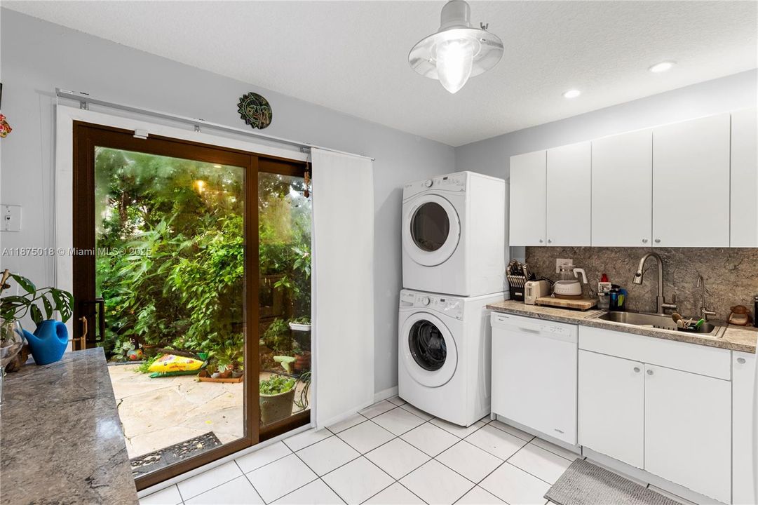 Под контрактом: $405,000 (3 спален, 2 ванн, 1508 Квадратных фут)