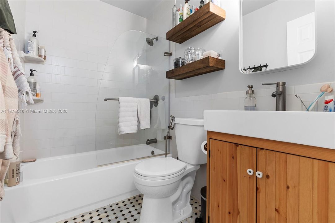 Под контрактом: $405,000 (3 спален, 2 ванн, 1508 Квадратных фут)