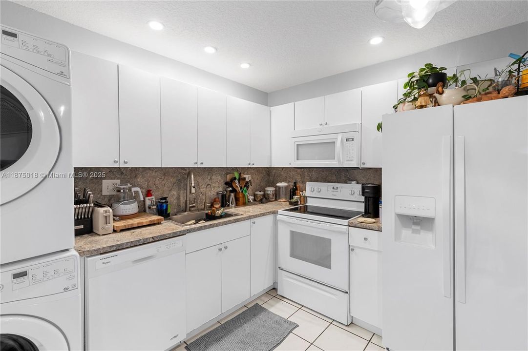 Под контрактом: $405,000 (3 спален, 2 ванн, 1508 Квадратных фут)