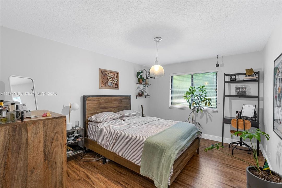 Под контрактом: $405,000 (3 спален, 2 ванн, 1508 Квадратных фут)