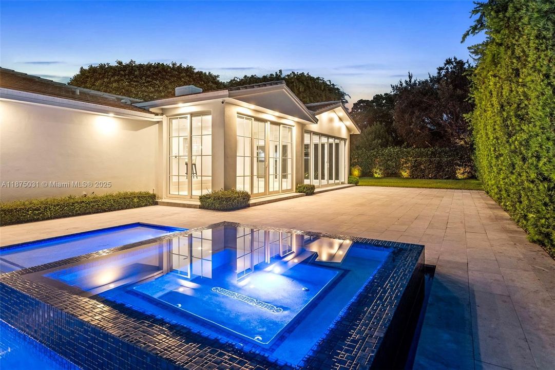 出租: $40,000 (5 贝兹, 6 浴室, 4334 平方英尺)