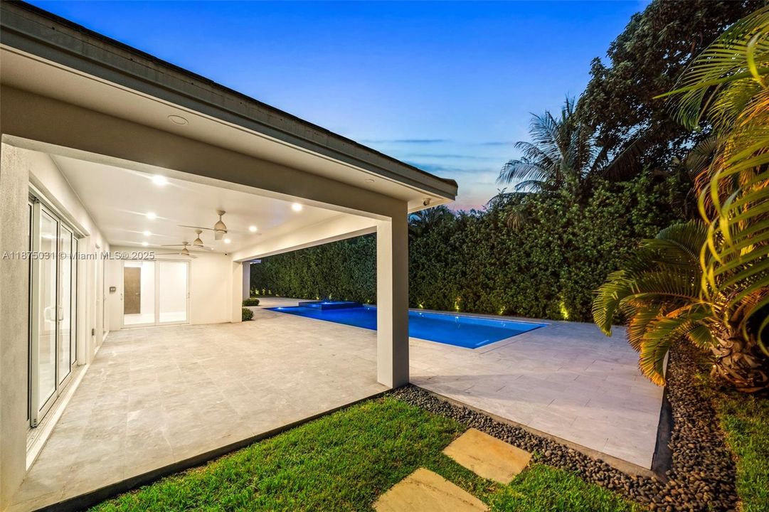 出租: $40,000 (5 贝兹, 6 浴室, 4334 平方英尺)