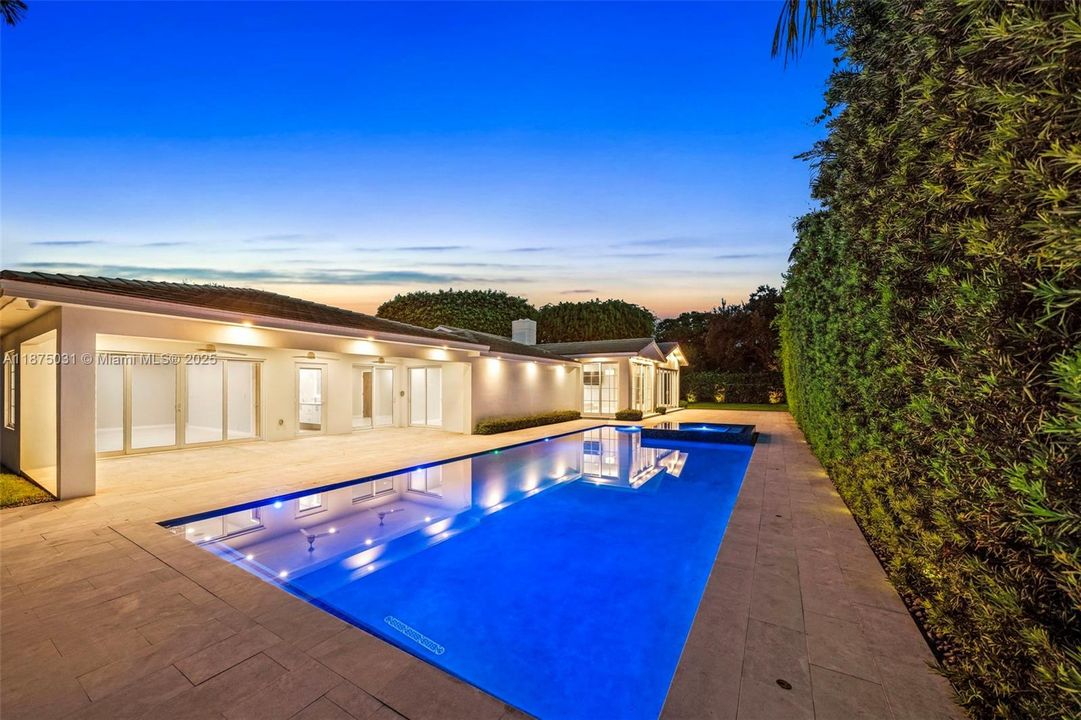 出租: $40,000 (5 贝兹, 6 浴室, 4334 平方英尺)