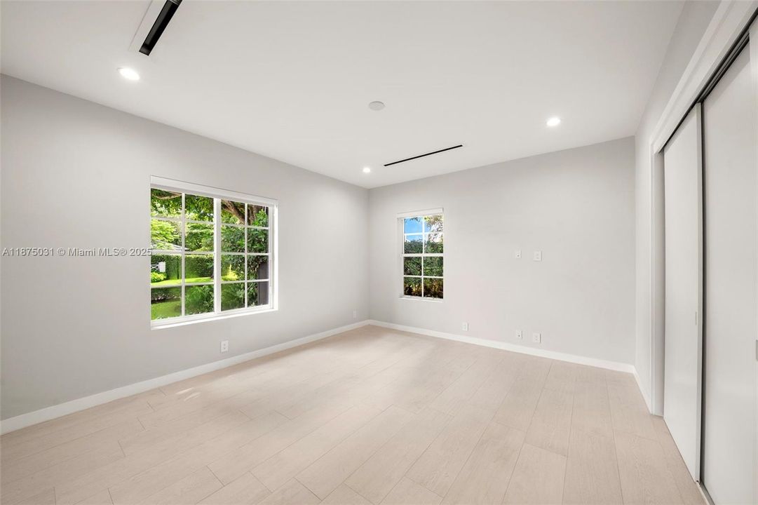 出租: $40,000 (5 贝兹, 6 浴室, 4334 平方英尺)