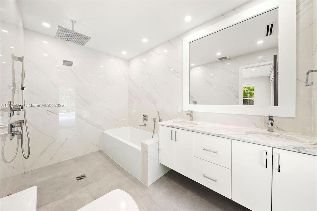 出租: $40,000 (5 贝兹, 6 浴室, 4334 平方英尺)